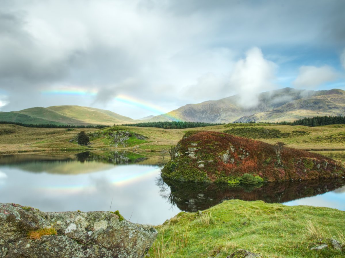 Post Banner - Llyn y Dywarchen - an idyllic lake in the mountains