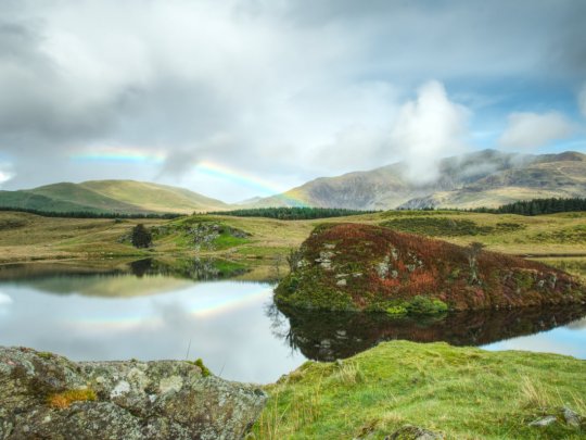 Llyn y Dywarchen - an idyllic lake in the mountains Banner