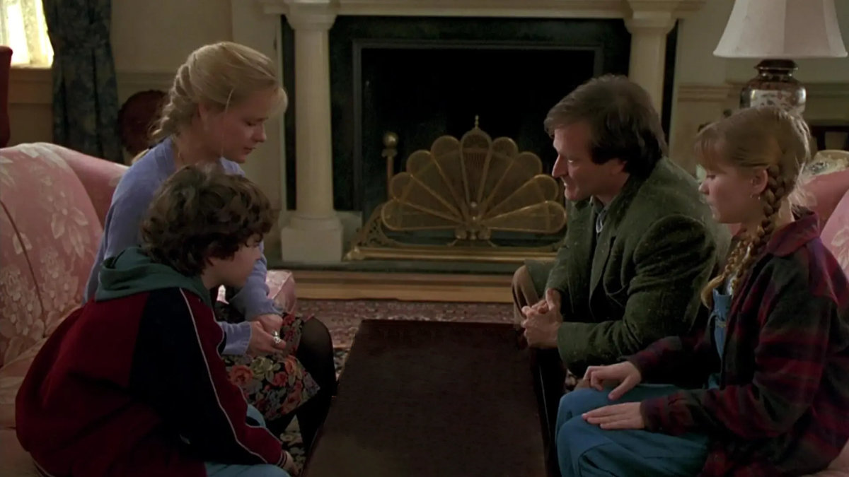 Robin Williams, Bonnie Hunt, Kirsten Dunst and Bradley Pierce gather around a table