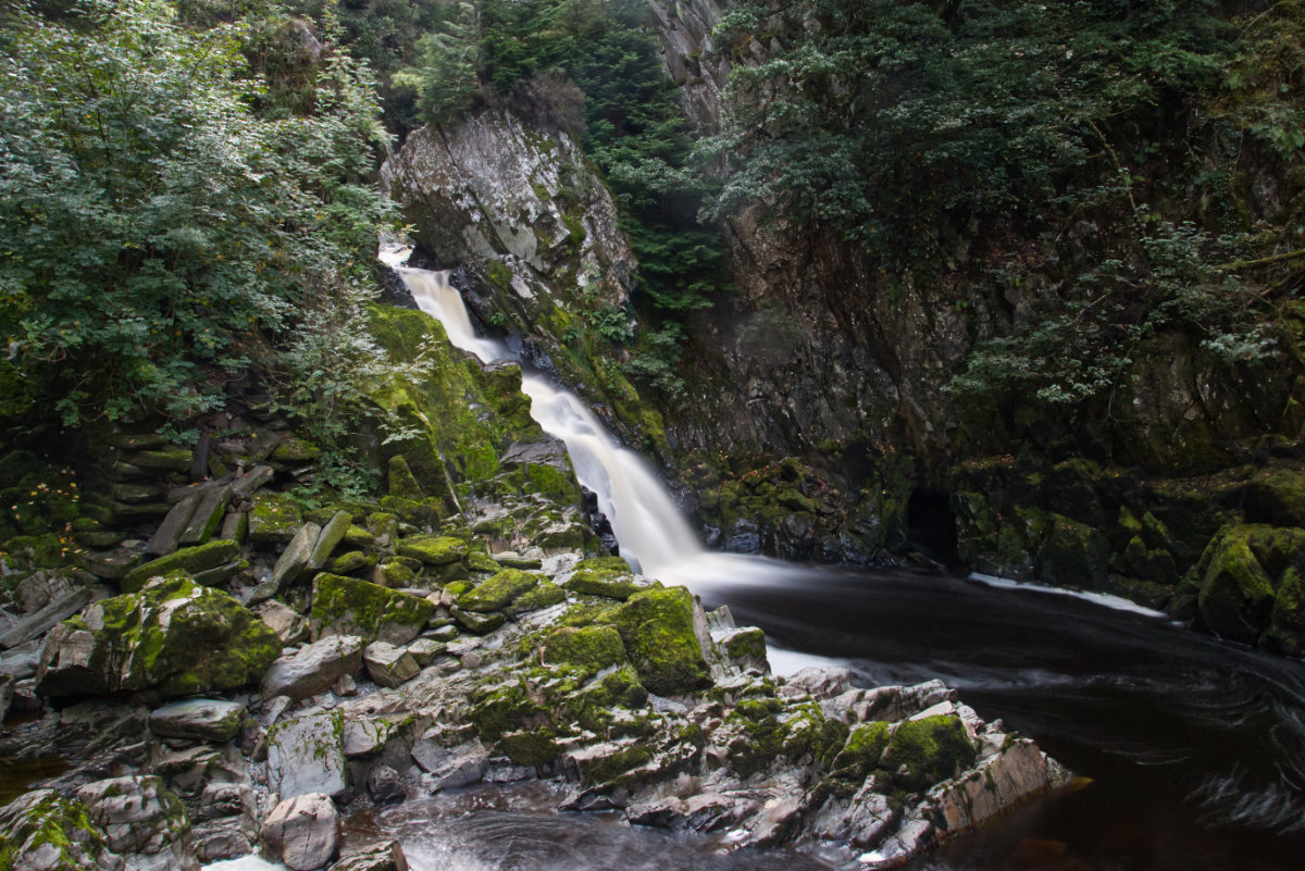 Slow shutter of the right waterfall